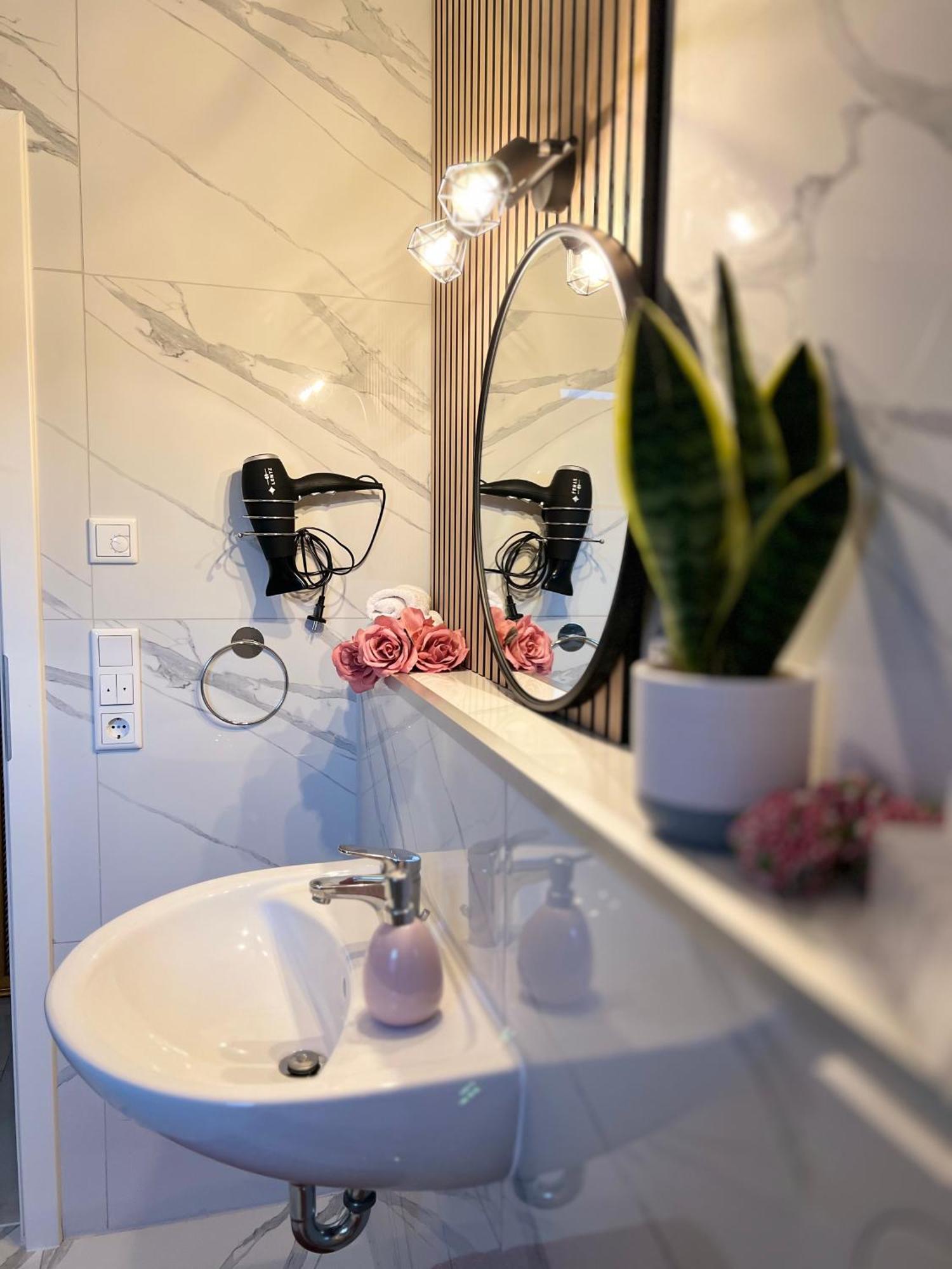 Relaxdays-Apartments 2 Garten Und Pool- Mitbenutzung, Kostenloser Parkplatz, Kontaktloser Checkin, Wifi Mit Smarttv 귀터슬로 외부 사진